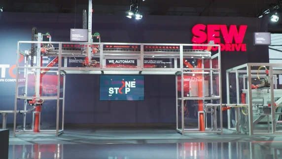 Transparent gantry robot with optical and inductive signal and energy transfer at the SEW‑EURODRIVE trade show stand